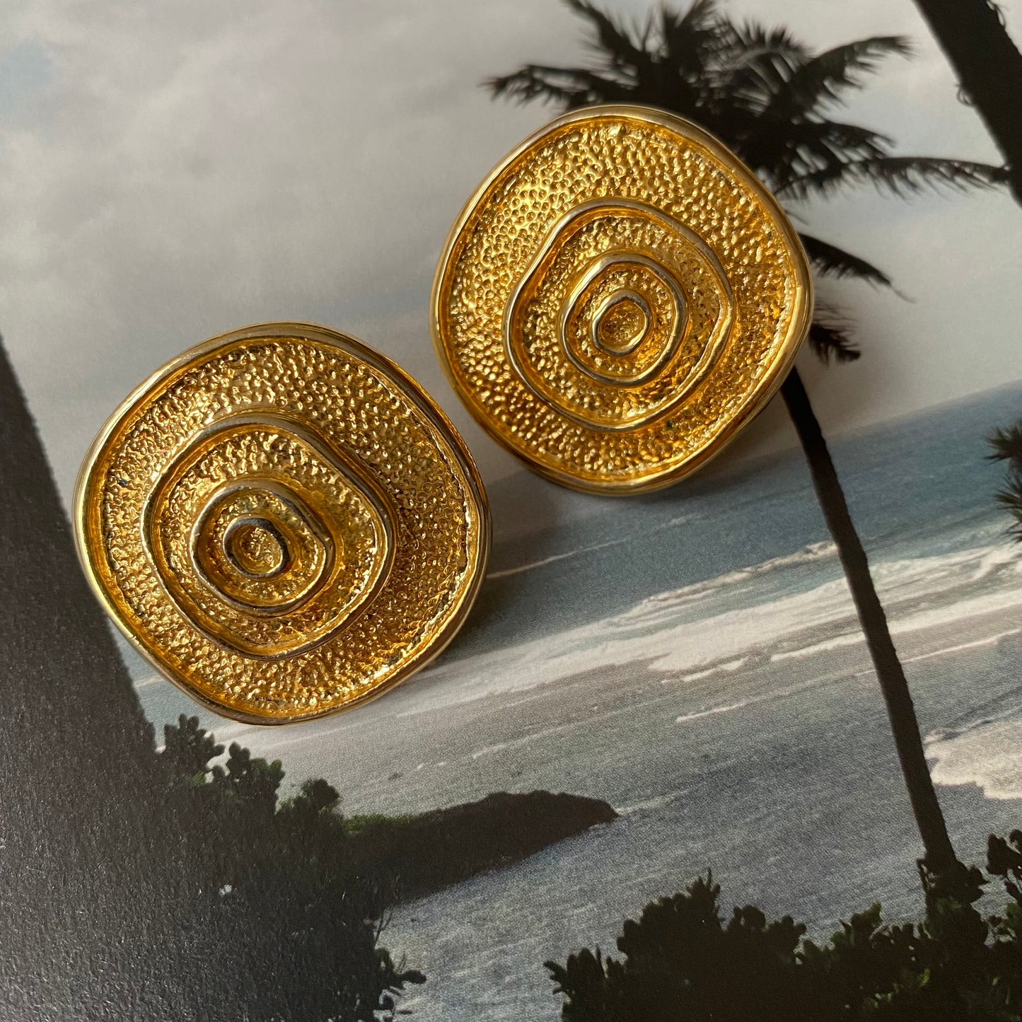 Vintage gold tone rounded square with swirl clip on earrings
