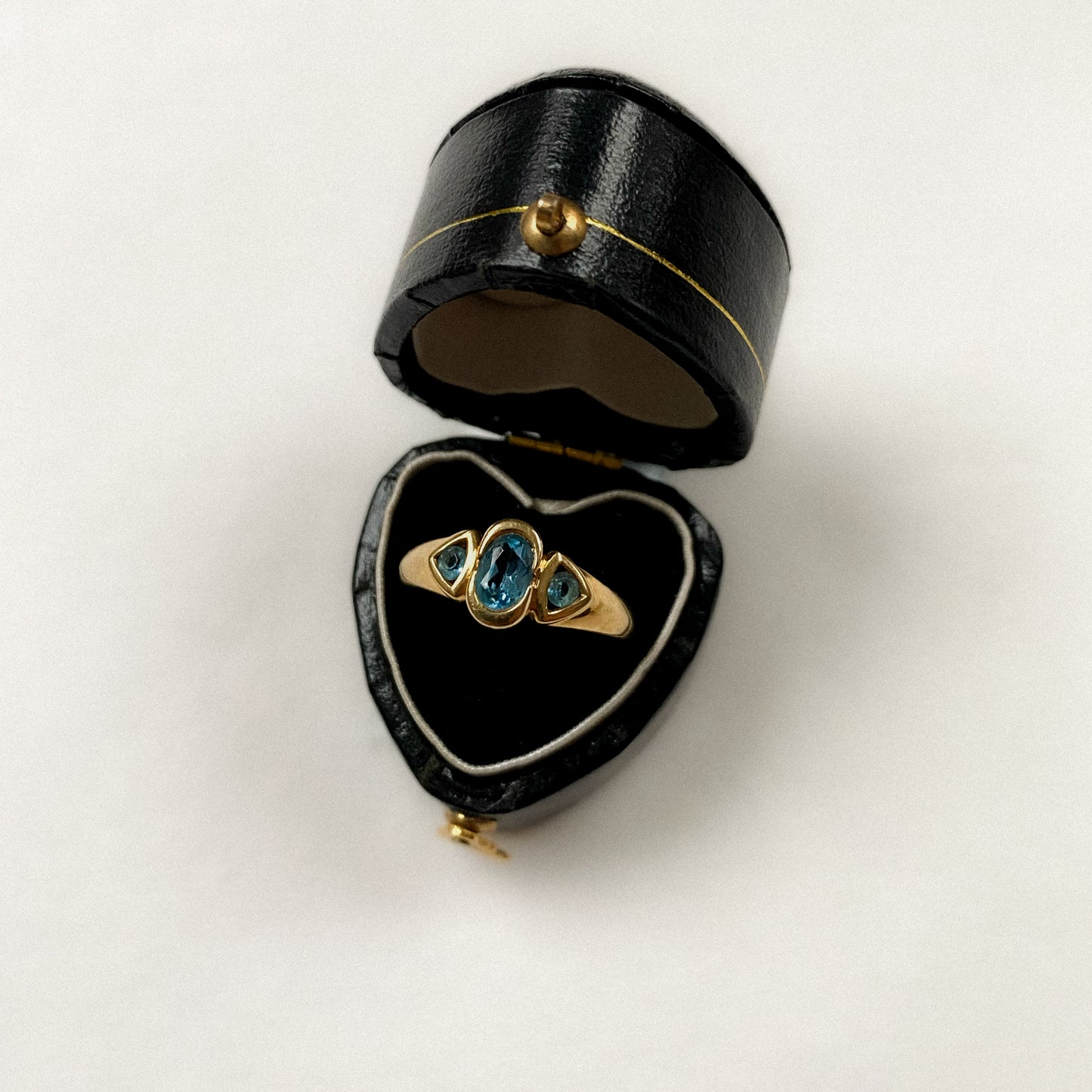 18 carat gold modern trilogy spinel ring