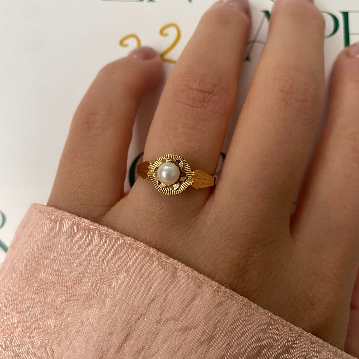 18 carat gold decorative pearl ring
