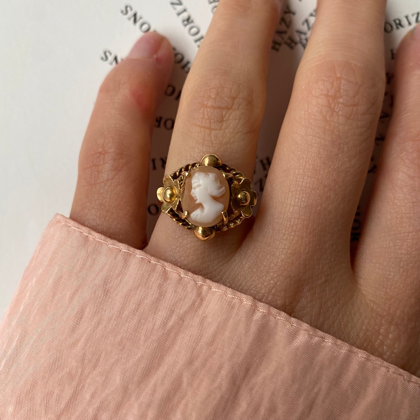 18 carat gold decorative art deco cameo ring