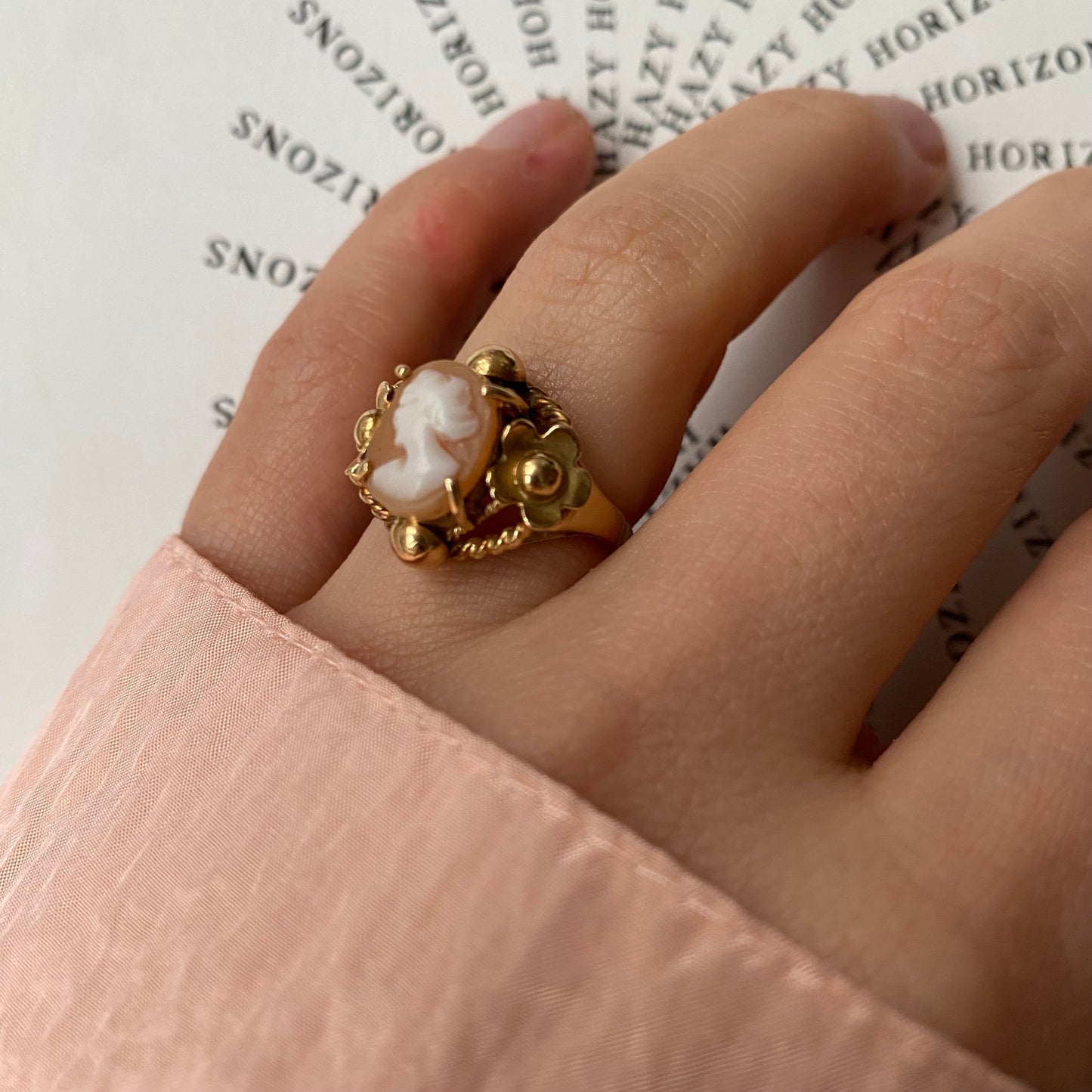 18 carat gold decorative art deco cameo ring