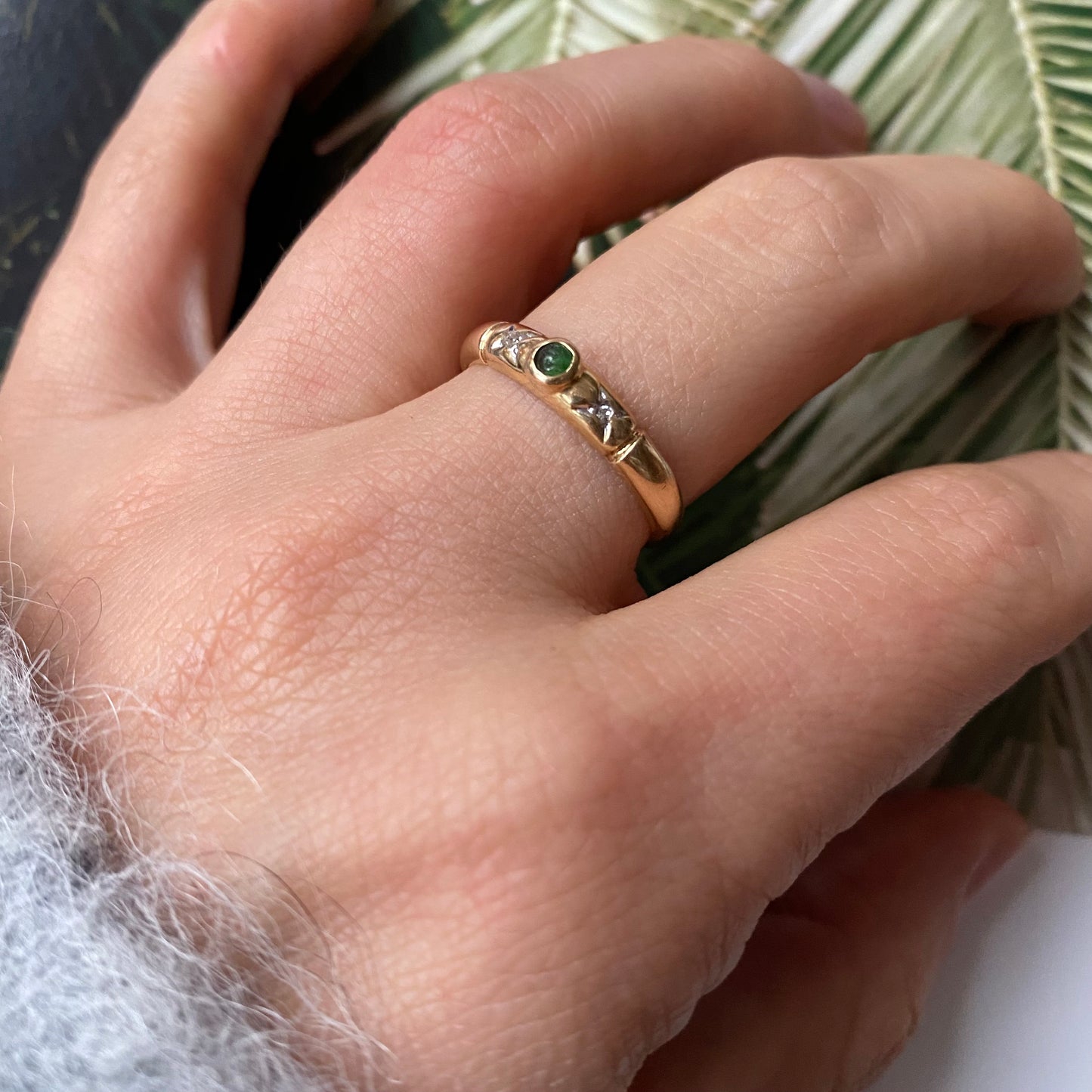 18 carat gold gypsy ring with emerald and diamond