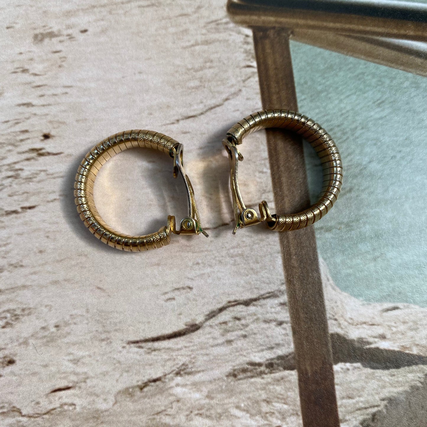 Vintage gold tone striped hoops clip on earrings