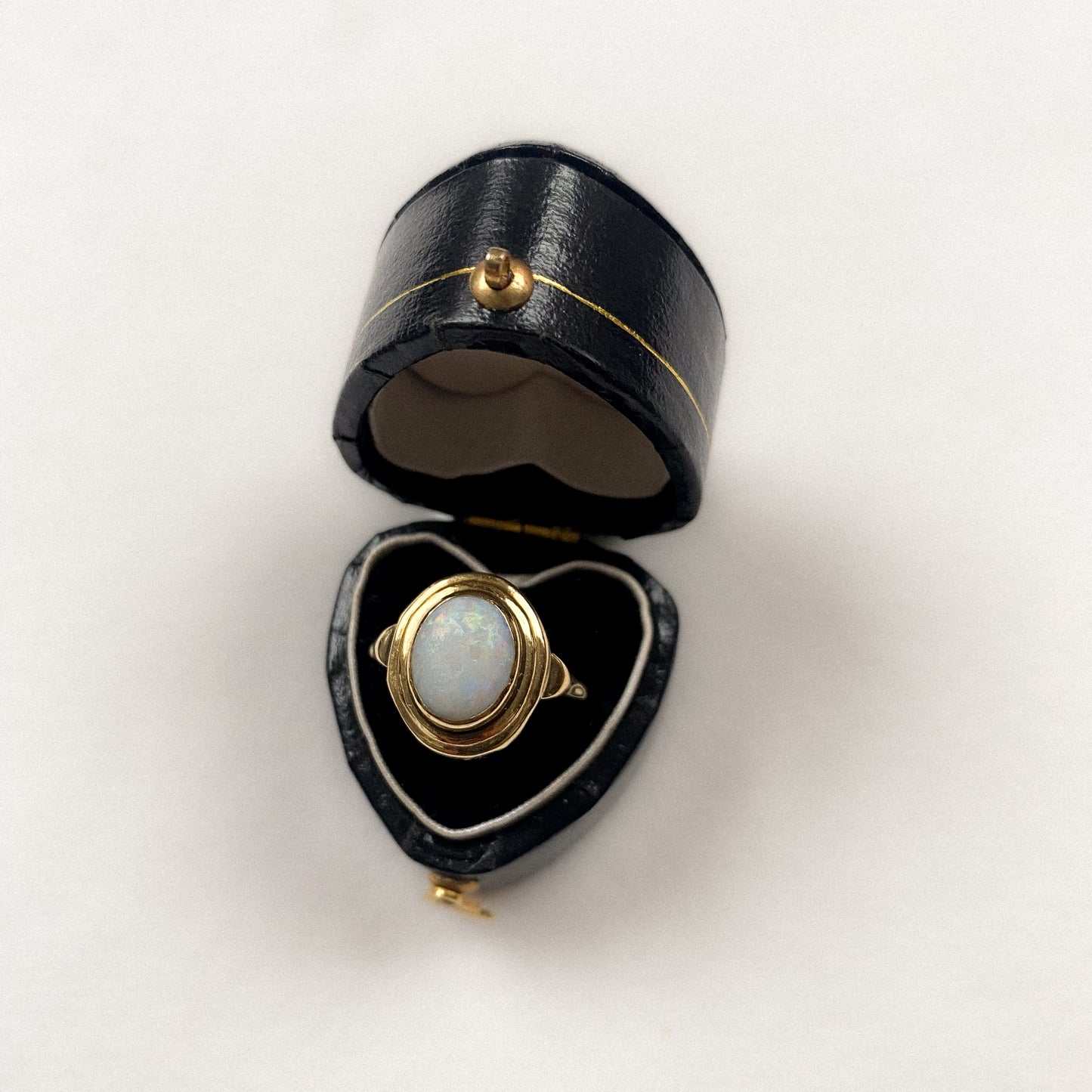 14 carat gold single opal ring