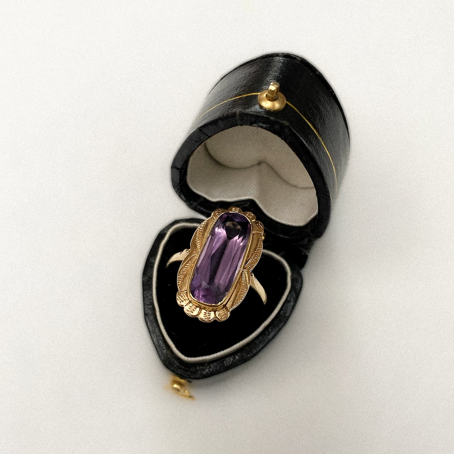 14 carat gold big amethyst ring with engraved edges
