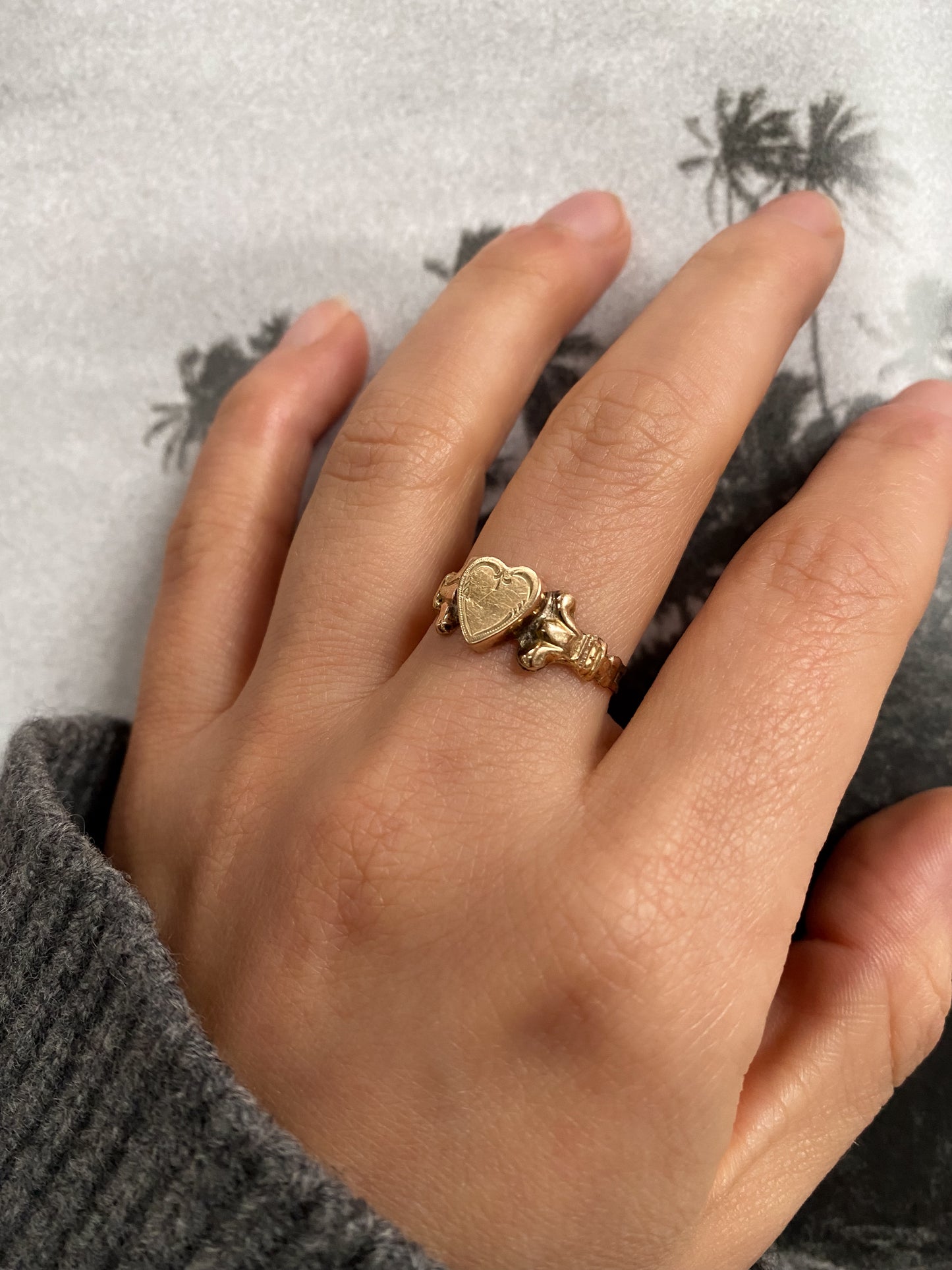 14 carat gold decorative heart signet ring