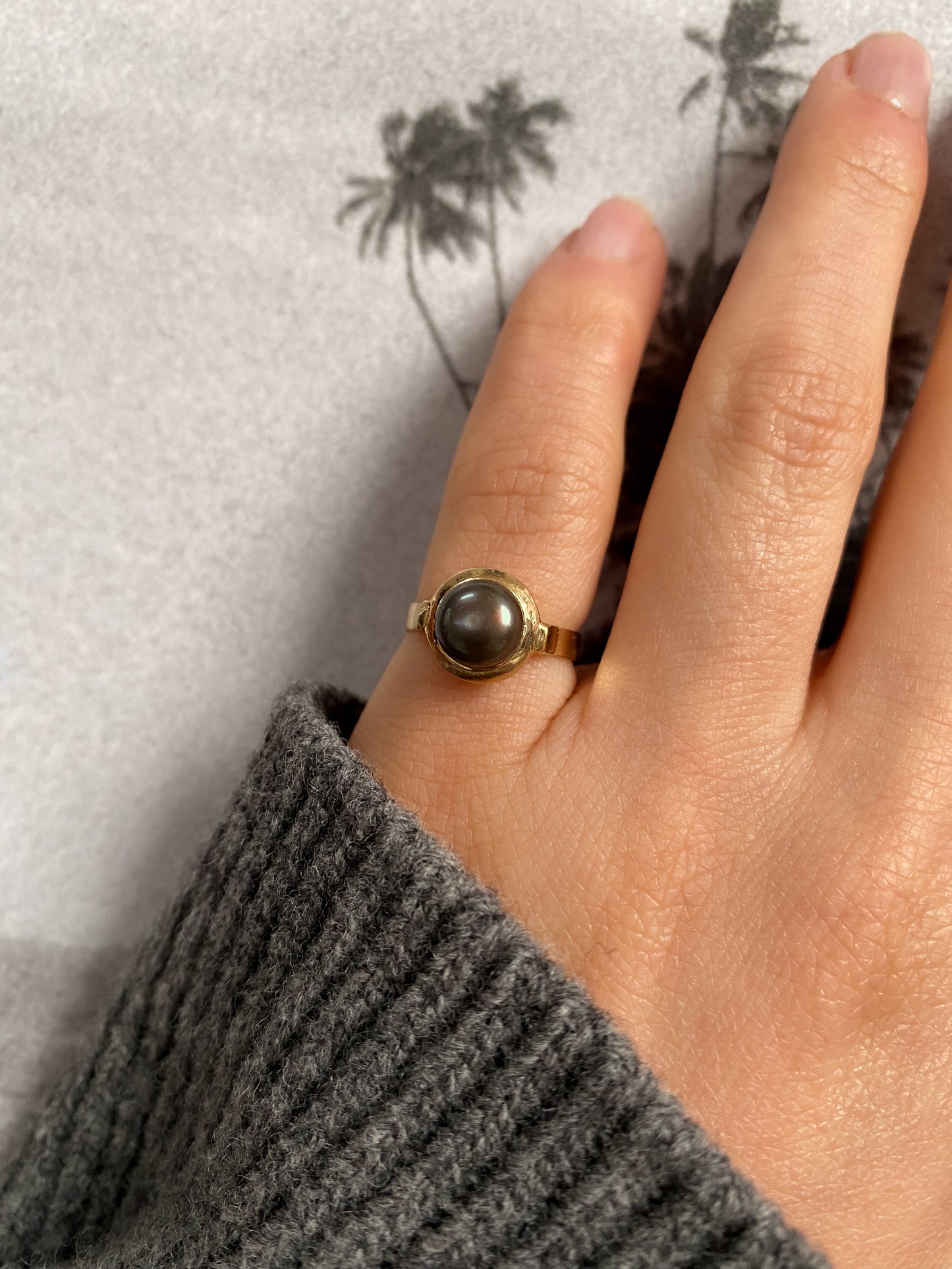 14 carat gold modern black pearl ring