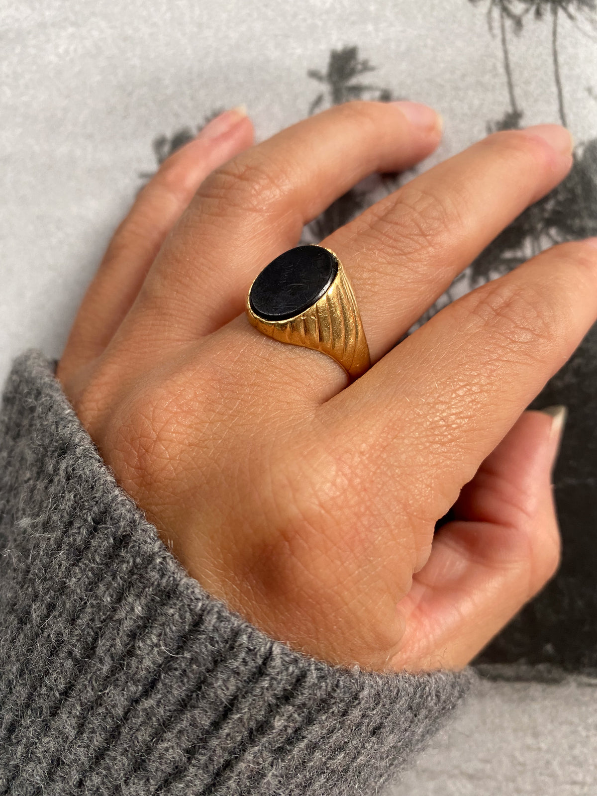 14 carat gold onyx signet ring with decorative sides