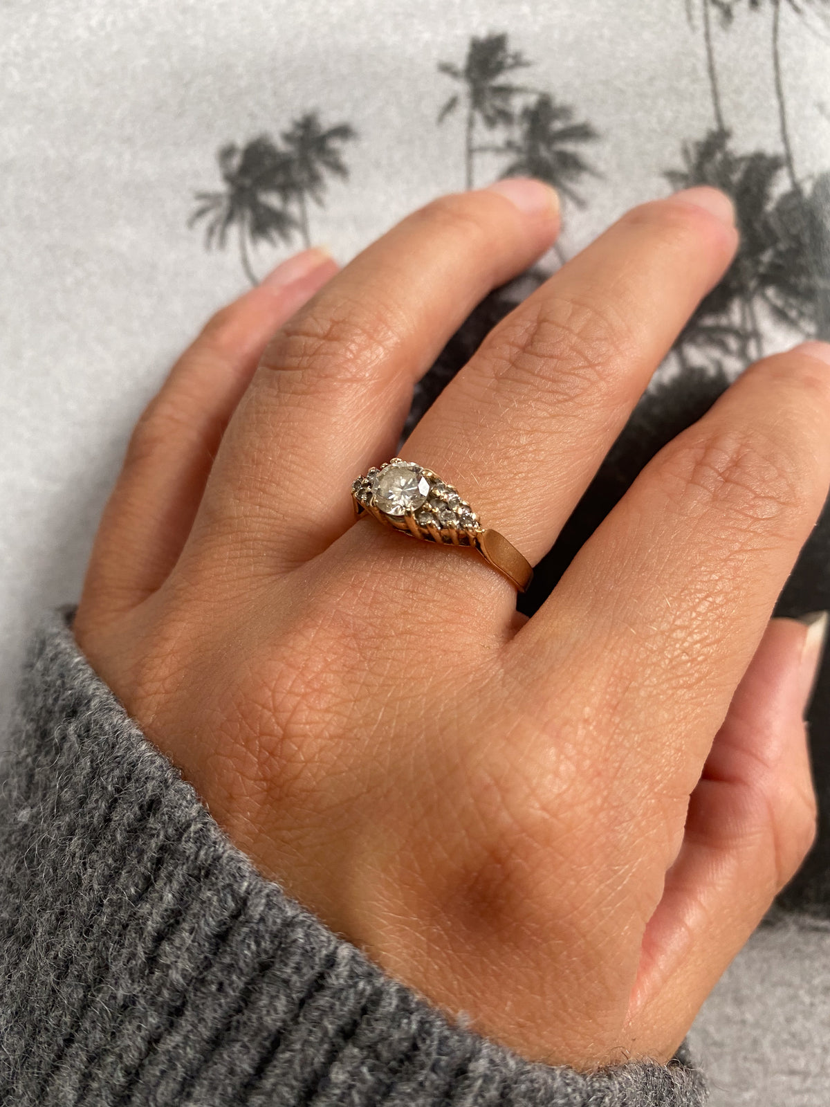 10 carat diamond cluster ring with diamond shouders