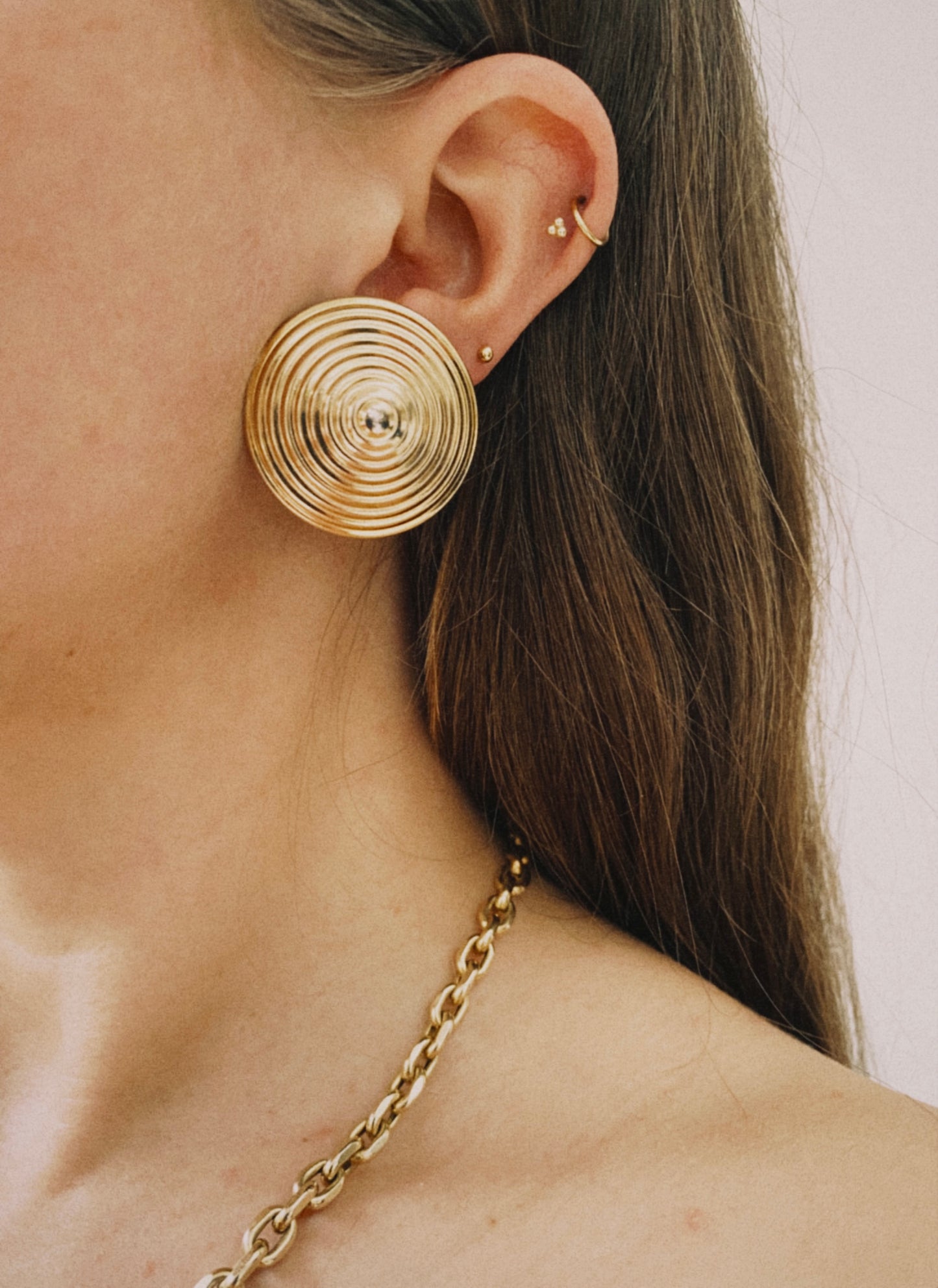 Vintage gold tone elegant round pointed clip on earrings