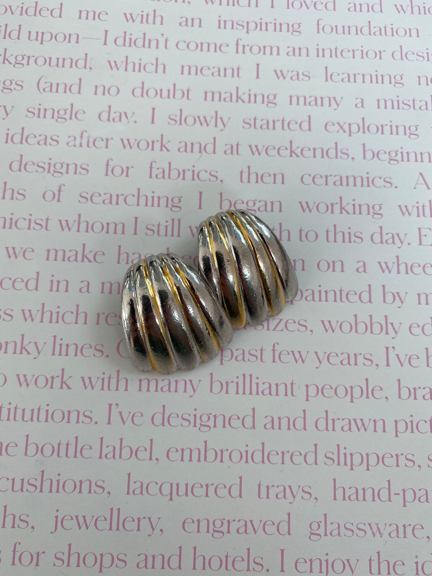 Vintage metal silver tone modern shell clip-on earrings