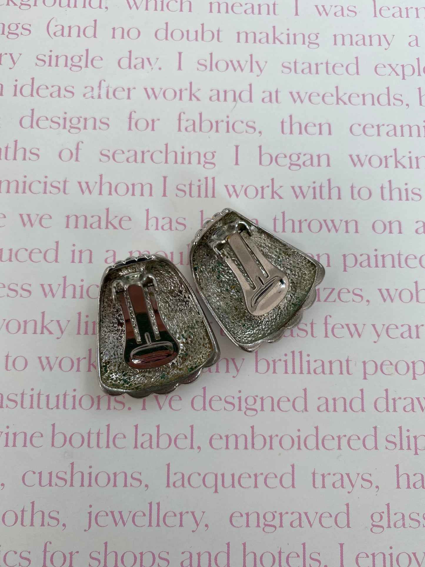 Vintage metal silver tone modern shell clip-on earrings