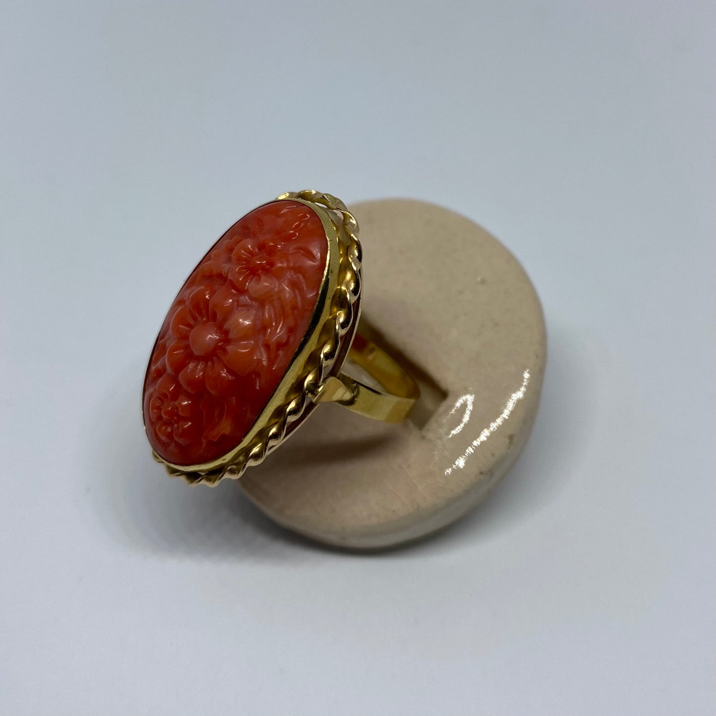18 carat gold decorative flower coral ring