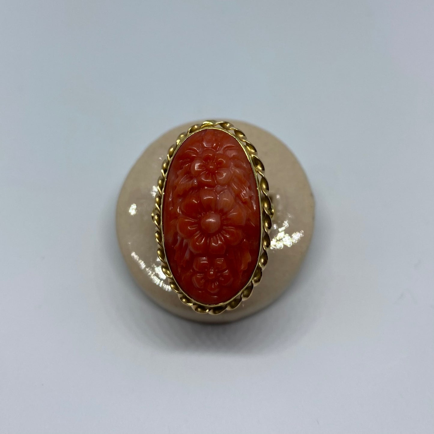 18 carat gold decorative flower coral ring