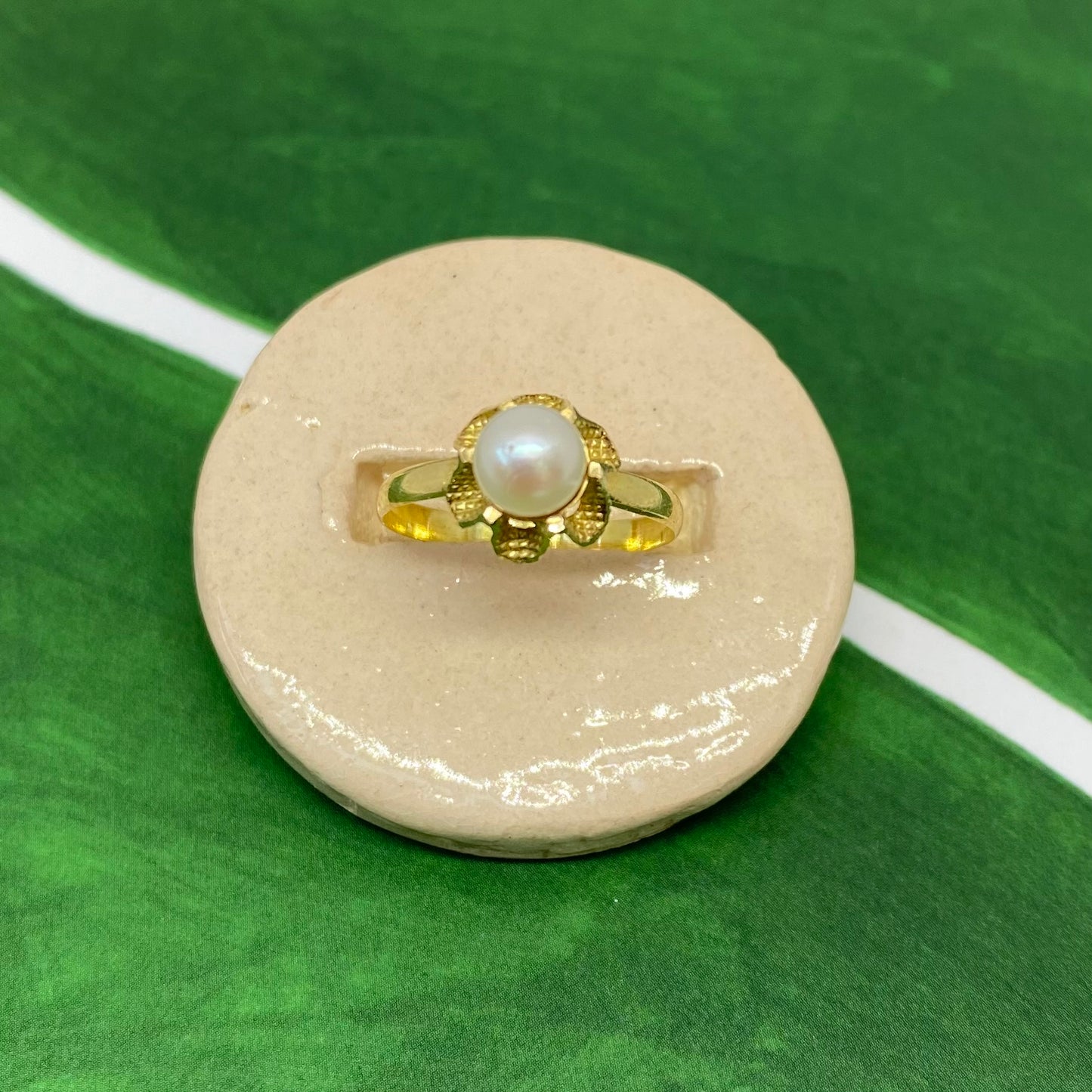18 carat gold pearl flower ring