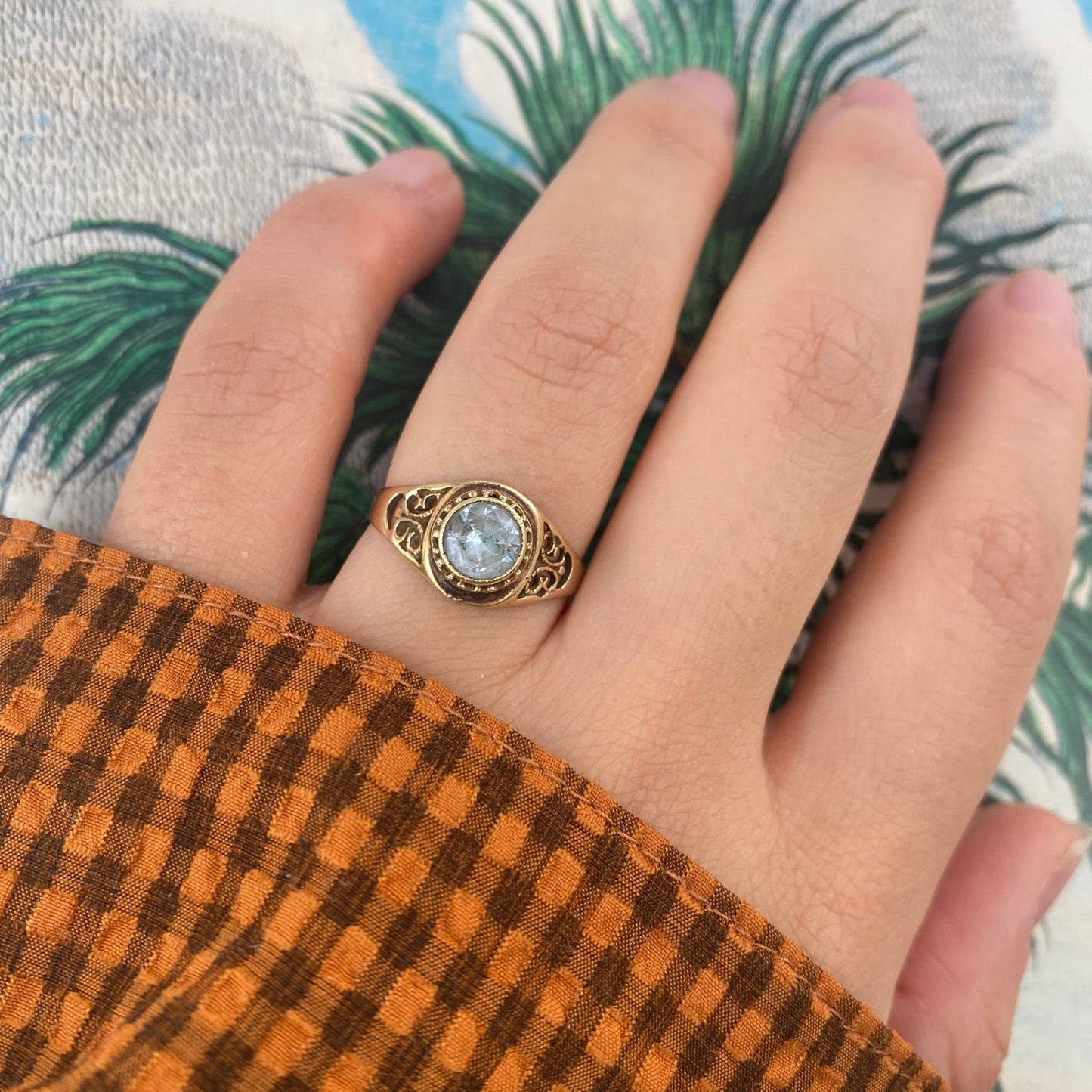14 carat gold spinel ring with decorative sides