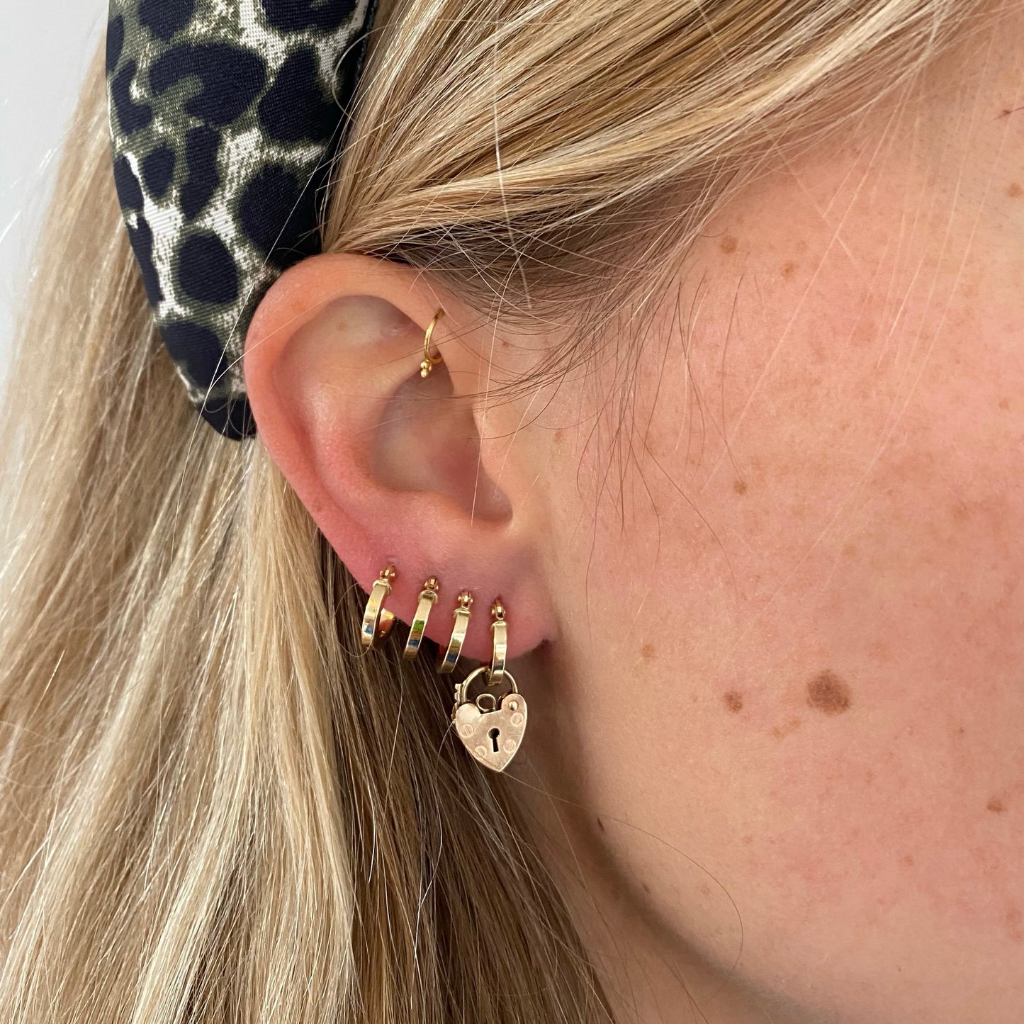 18 carat gold square hoops earrings