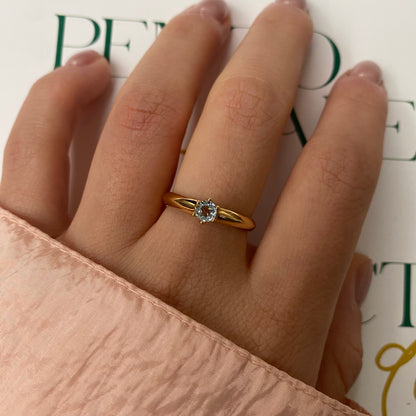 14 carat gold ring with solitaire light blue spinel