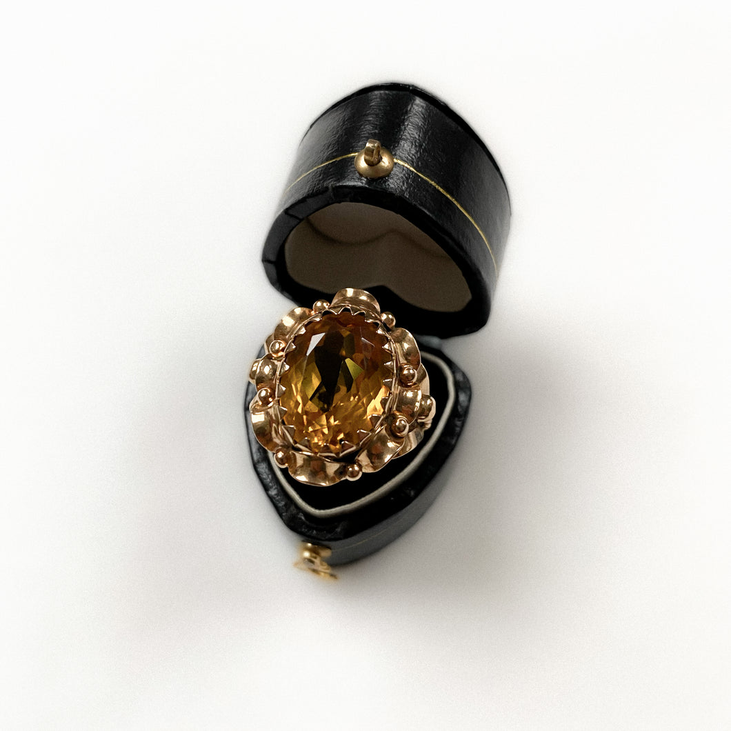 18 carat gold decorative solitaire citrine ring