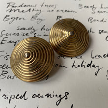 Load image into Gallery viewer, Vintage gold tone elegant round pointed clip on earrings
