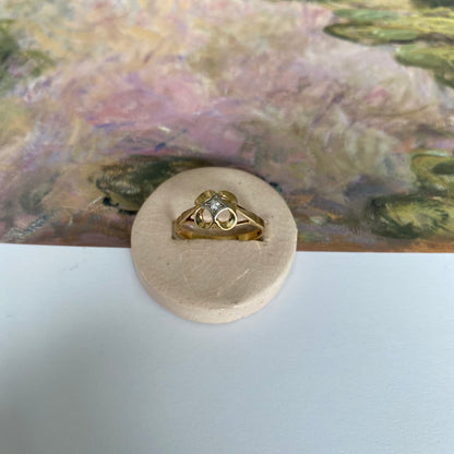 14 carat gold clover ring with diamond in the center