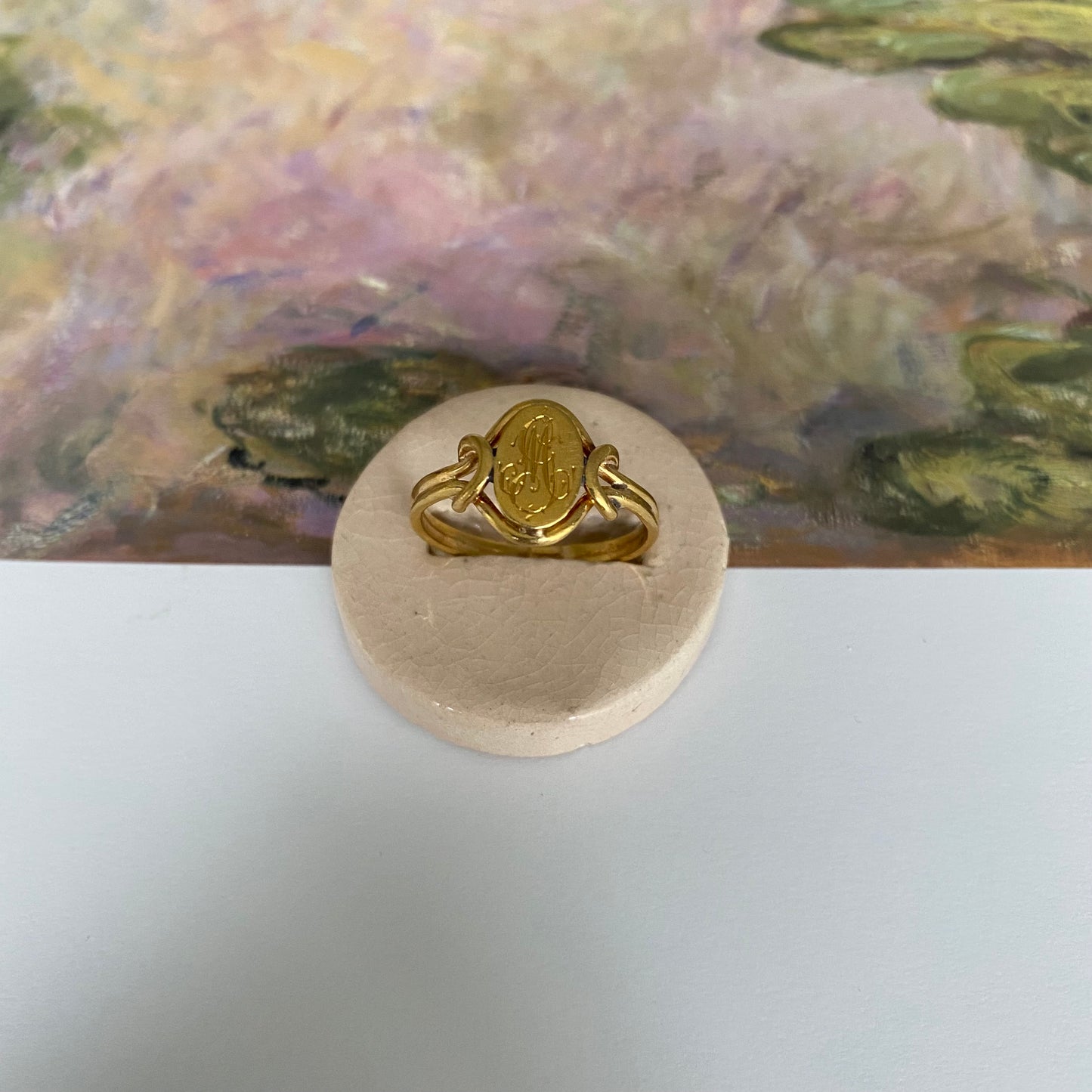 18 carat gold decorative engraved signet ring