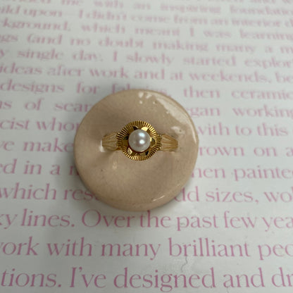 18 carat gold decorative pearl ring