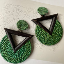 Load image into Gallery viewer, Vintage dangling black and green raffia clip on earrings
