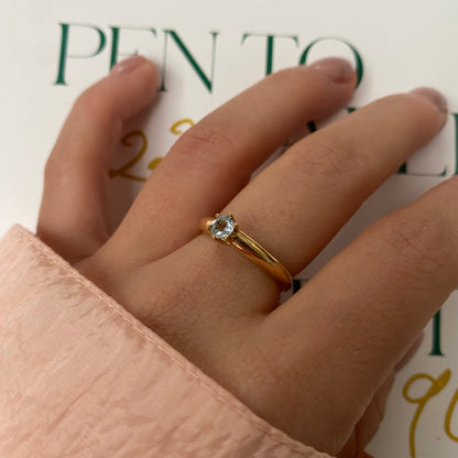 14 carat gold ring with solitaire light blue spinel