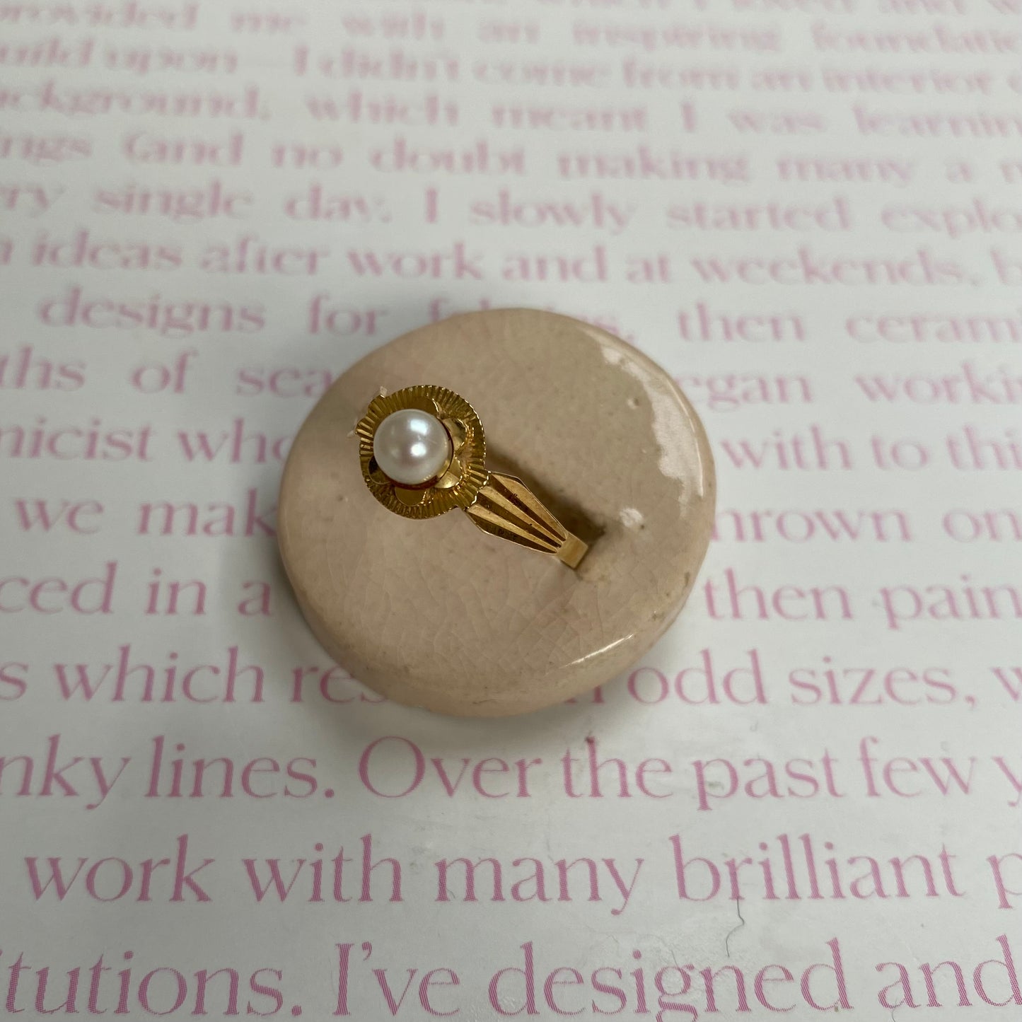 18 carat gold decorative pearl ring