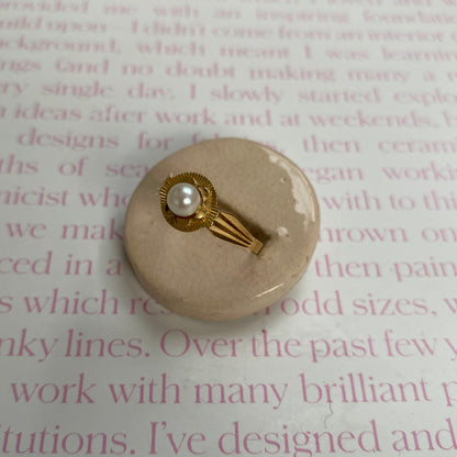 18 carat gold decorative pearl ring