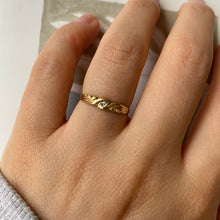 Load image into Gallery viewer, *NEW* 18 carat gold twisted waves singel diamond ring
