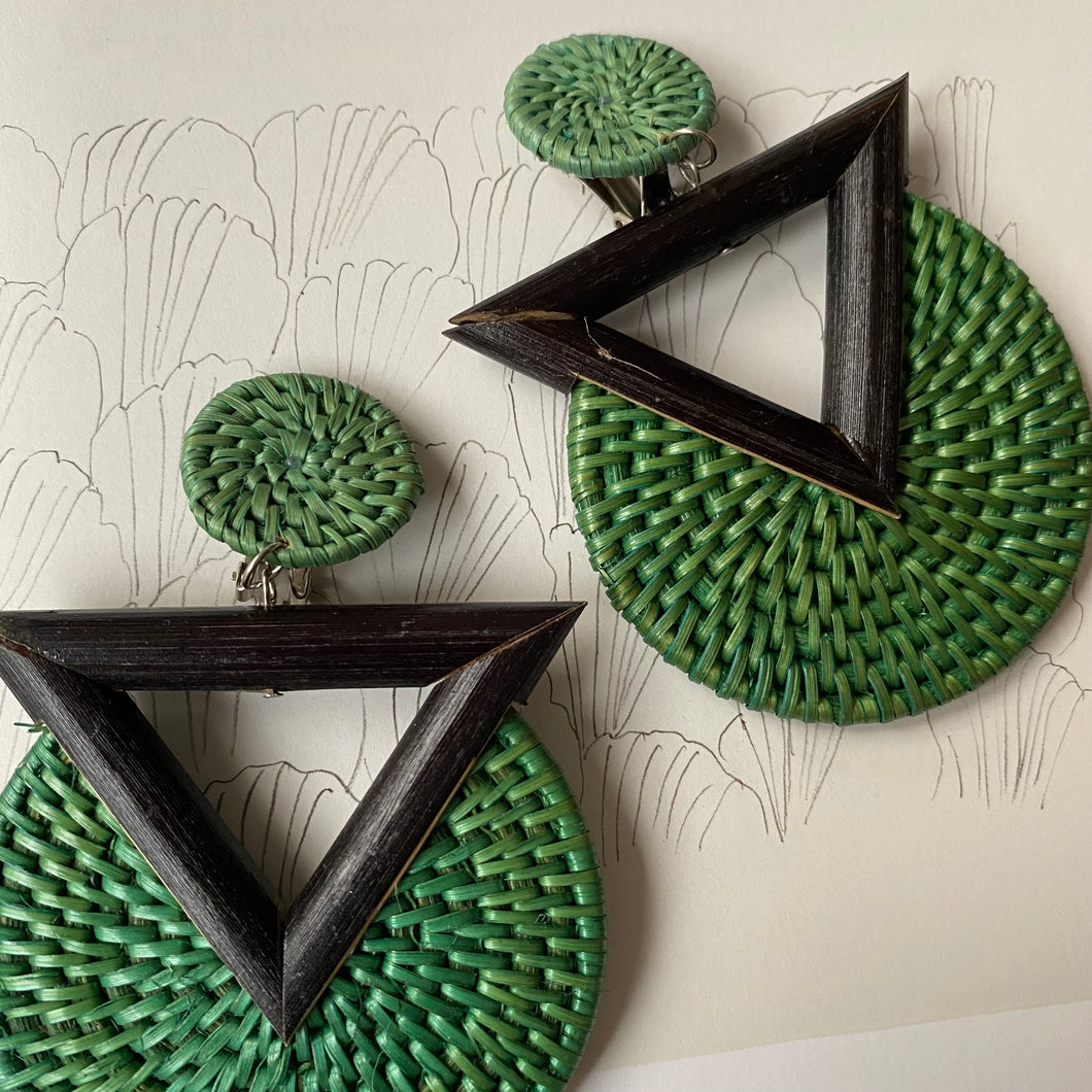 Vintage dangling black and green raffia clip on earrings