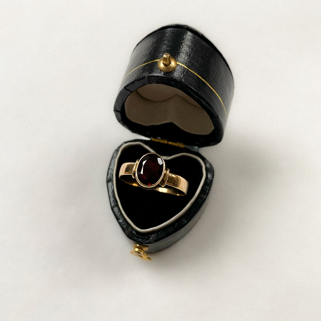 14 carat gold single oval garnet ring