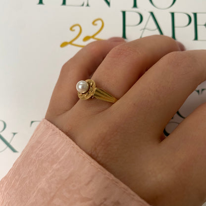 18 carat gold decorative pearl ring