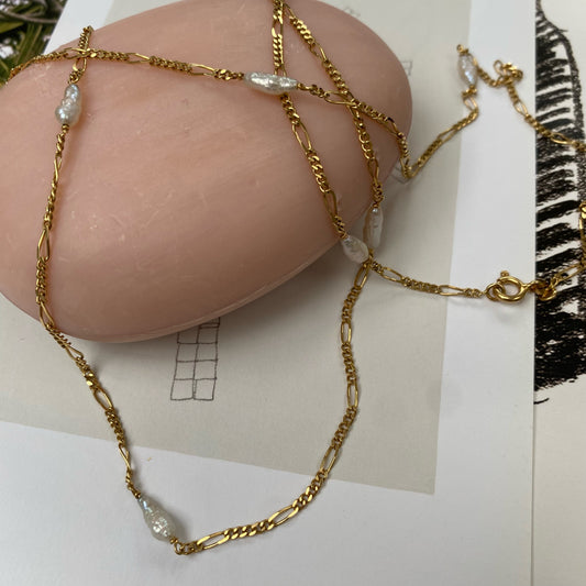 18 carat gold figaro chain necklace with pearls