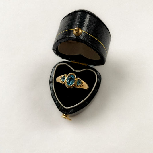 18 carat gold modern trilogy spinel ring