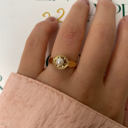 18 carat gold decorative pearl ring