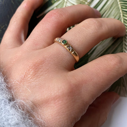 18 carat gold gypsy ring with emerald and diamond