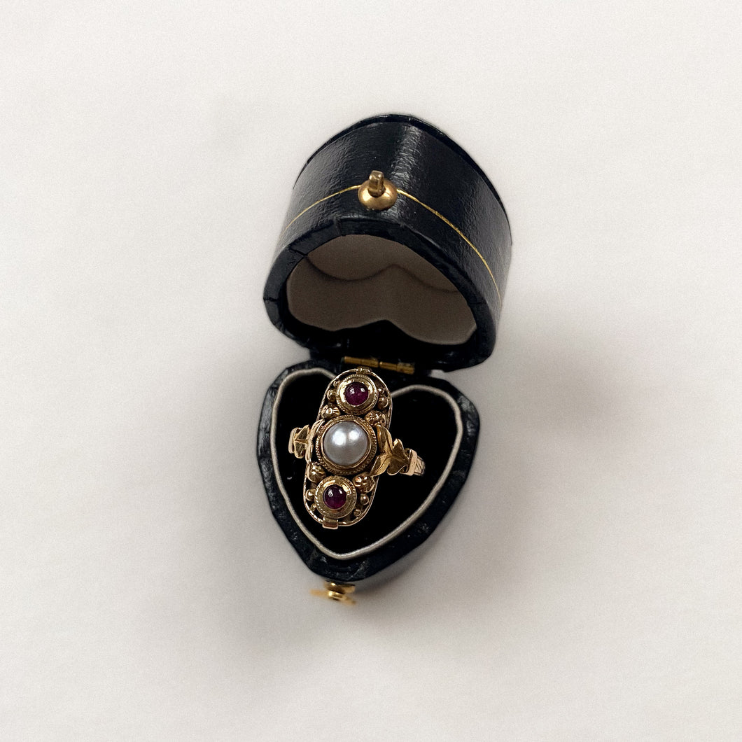 14 carat gold art deco garnet and pearl ring