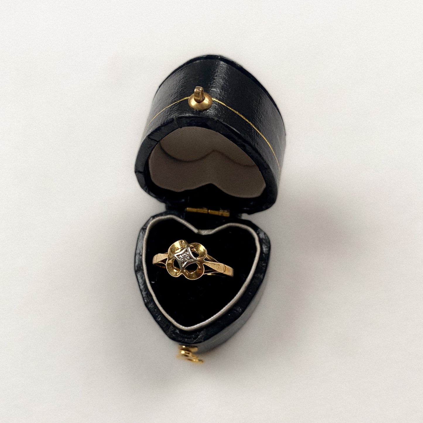 14 carat gold clover ring with diamond in the center