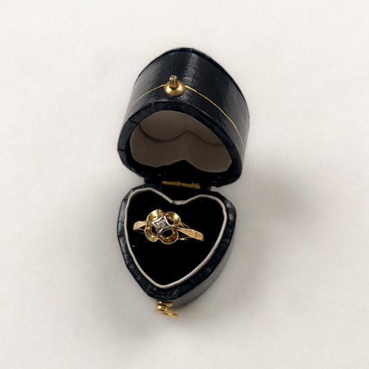 14 carat gold clover ring with diamond in the center