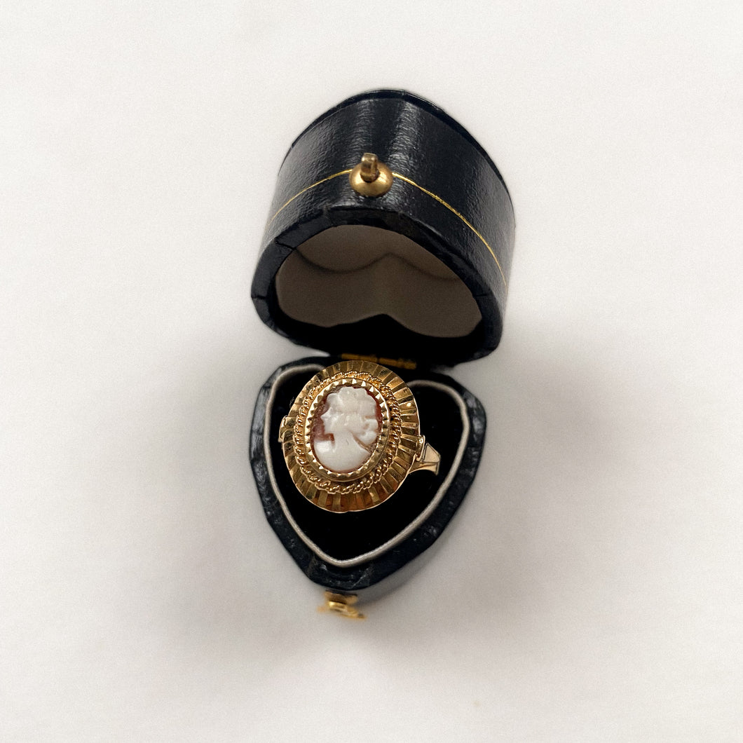 18 carat gold cameo with decorative sunbeam ring