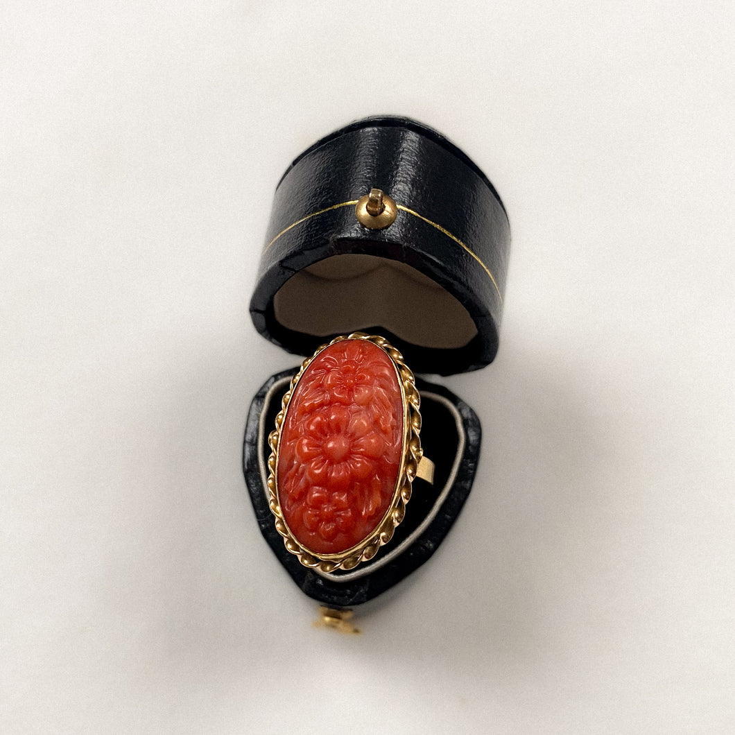 18 carat gold decorative flower coral ring