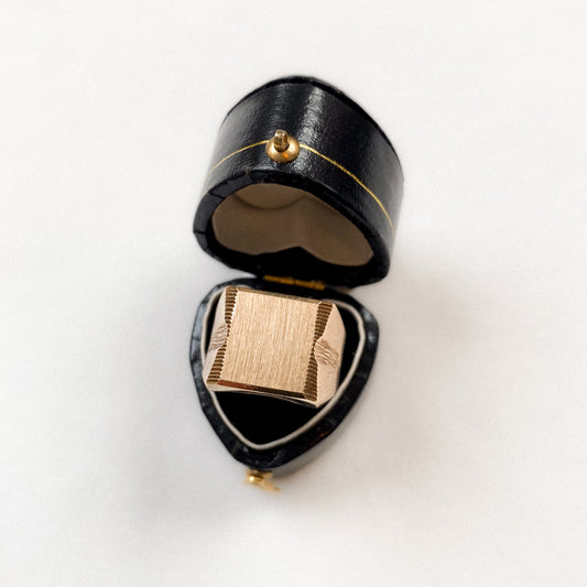 9 carat signet with engraved sides