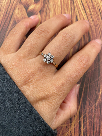 14 carat yellow and white gold diamond daisy ring
