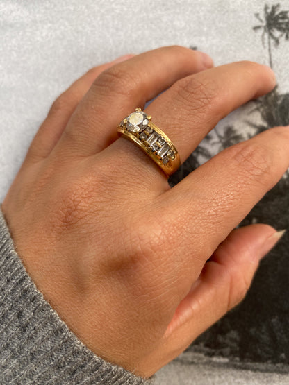 14 carat gold ring with baguette and round cut strass