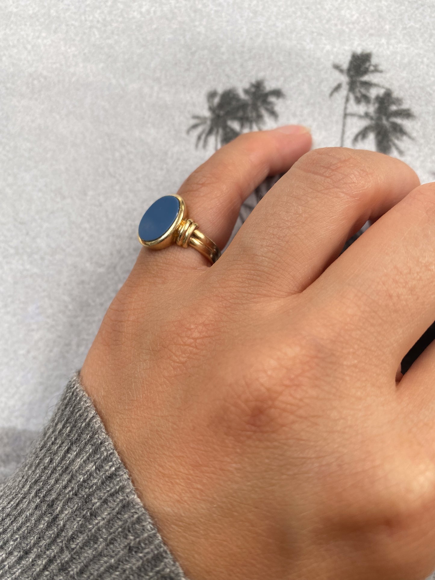 14 carat gold blue signet ring