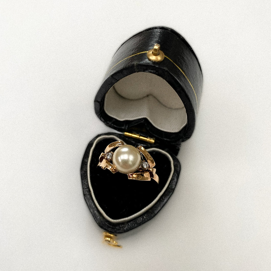 18 carat gold pearl and diamond ring