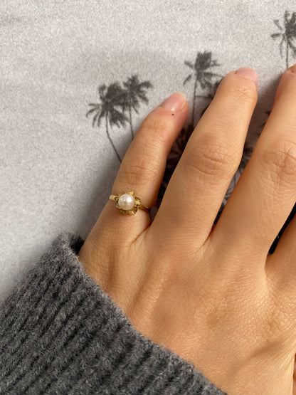 18 carat gold pearl flower ring